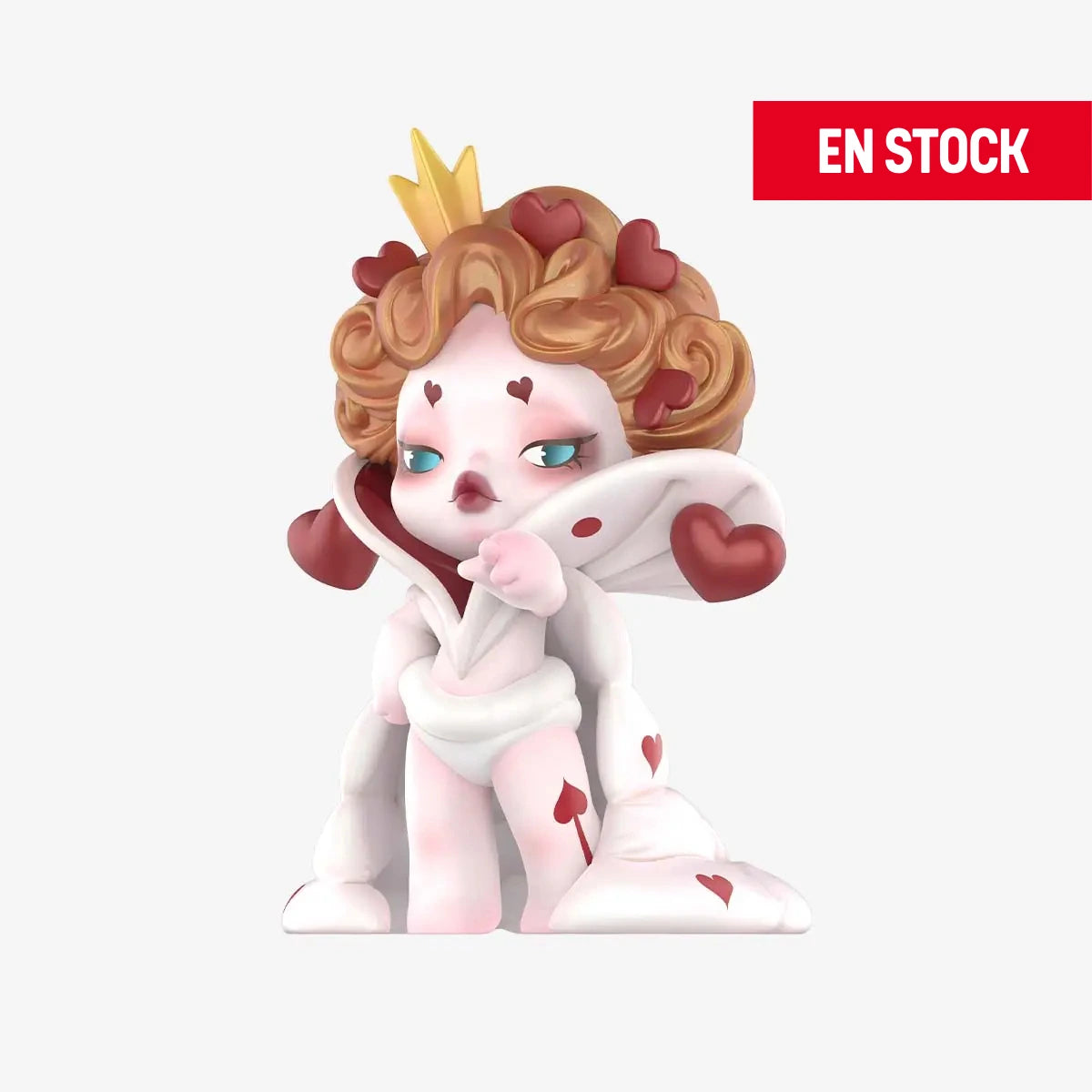 Figura coleccionable de SKULLPANDA de la serie "Everyday Wonderland", representando a una reina con cabello rizado decorado con corazones rojos y una corona dorada. Luce una capa blanca con detalles de corazones y una expresión confiada y elegante. En la esquina superior derecha aparece una etiqueta roja con el texto "EN STOCK"