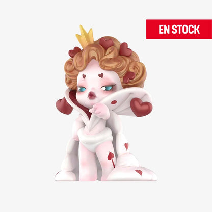 Figura coleccionable de SKULLPANDA de la serie "Everyday Wonderland", representando a una reina con cabello rizado decorado con corazones rojos y una corona dorada. Luce una capa blanca con detalles de corazones y una expresión confiada y elegante. En la esquina superior derecha aparece una etiqueta roja con el texto "EN STOCK"