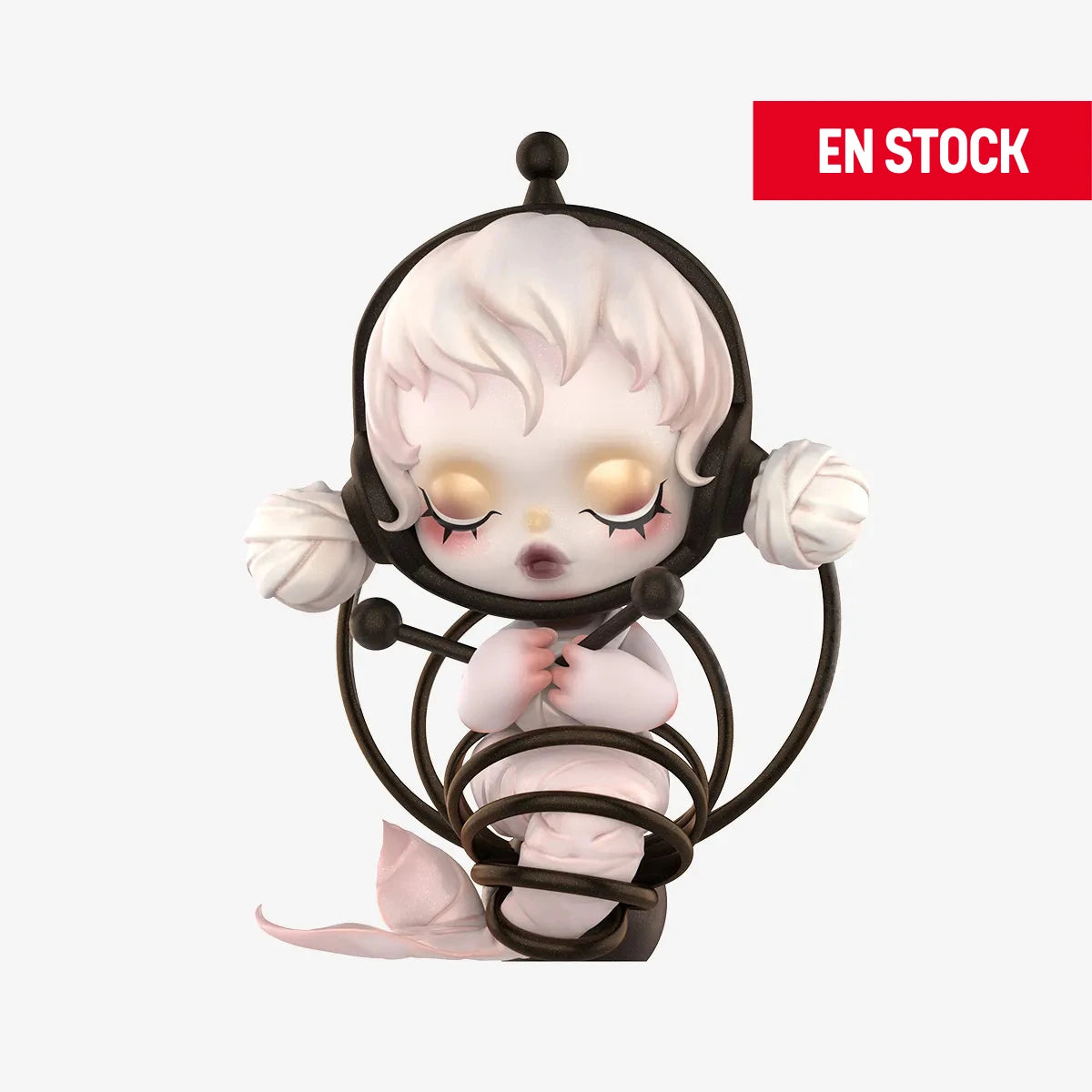 Figura coleccionable de SKULLPANDA de la serie "Image of Reality", representando a un personaje con ojos cerrados y expresión serena, envuelto en una estructura de aros negros con extremos esféricos. Su cuerpo es blanco con detalles rosados y una flor al nivel de las piernas. En la esquina superior derecha aparece una etiqueta roja con el texto "EN STOCK"